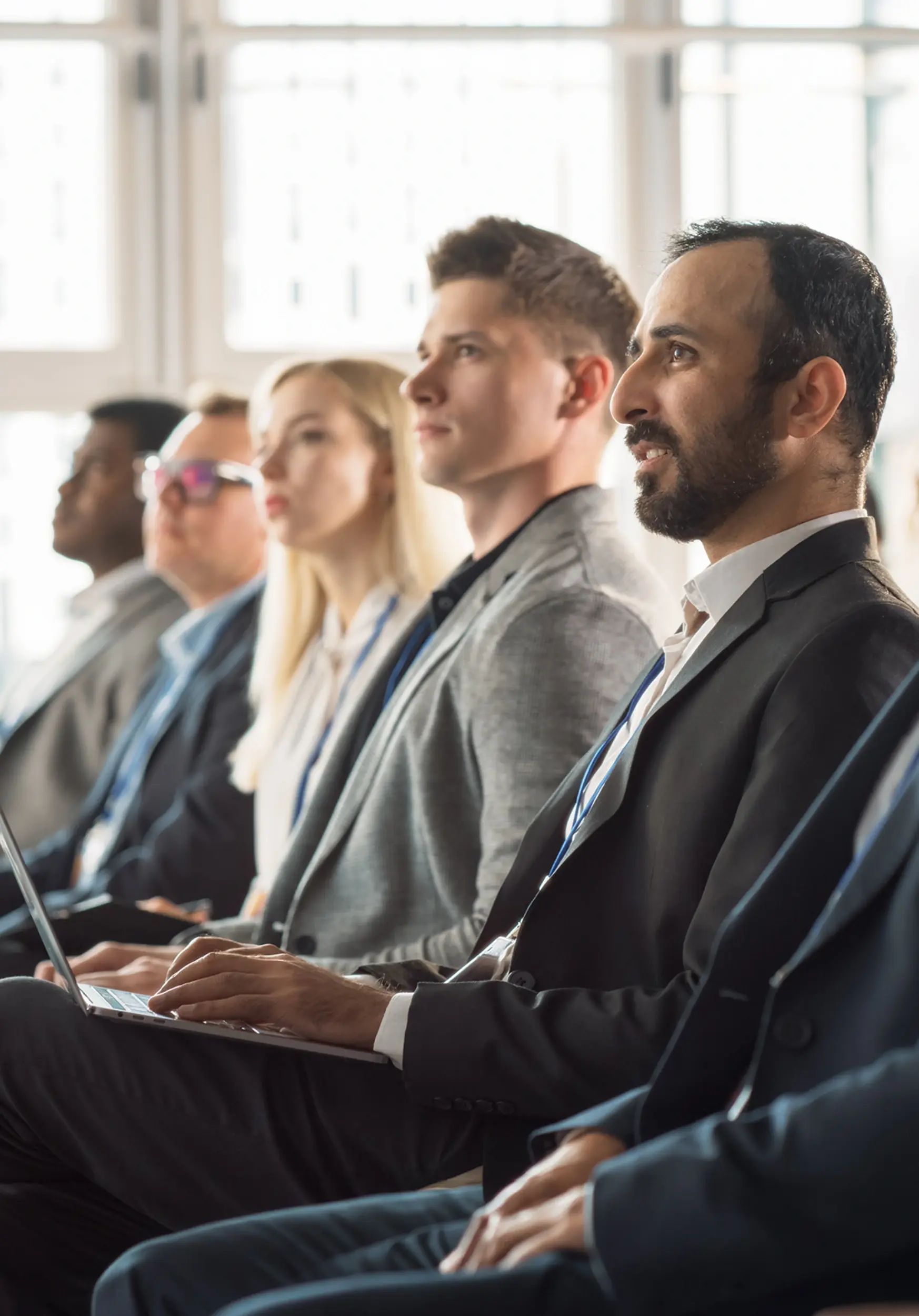 Grupo de personas tomando un seminario